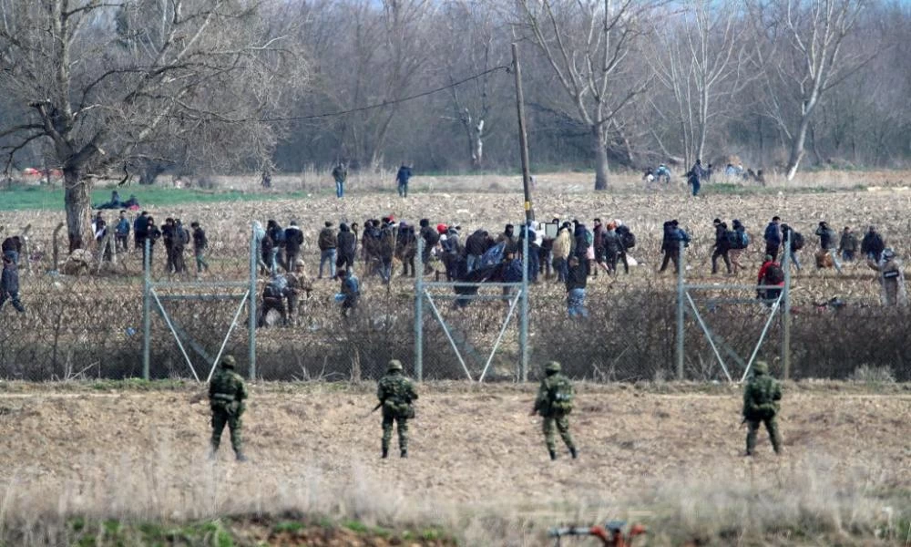 Πολεμικό κλίμα στις Καστανιές: Τούρκοι εκτοξεύουν χημικά κατά Ελλήνων - Ακούγονται πυροβολισμοί